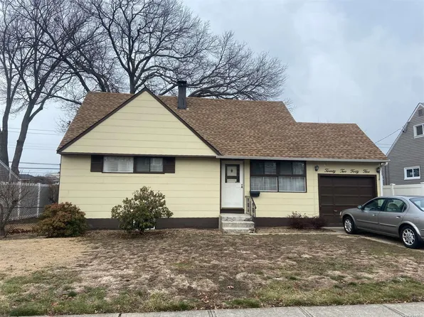 2245 Plum Tree Road N, Westbury, NY 11590