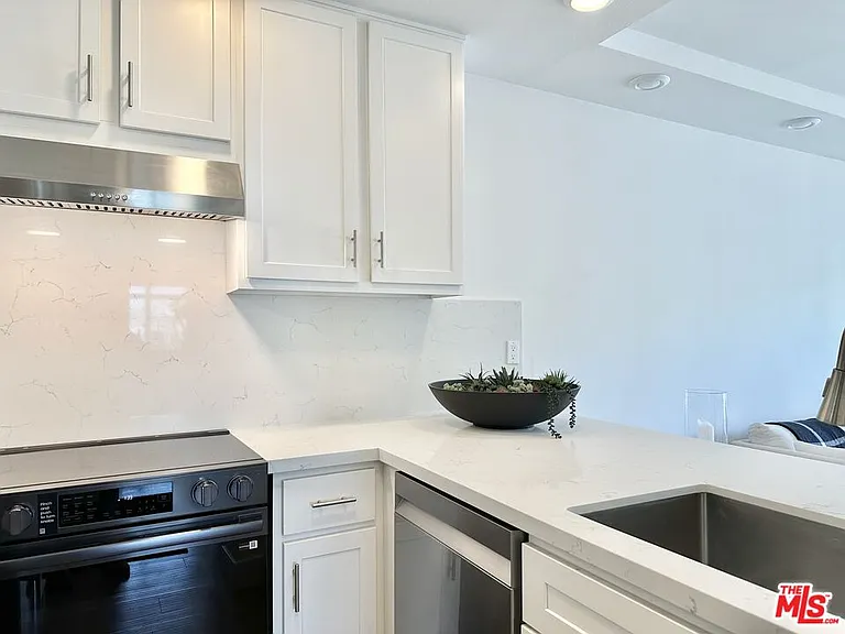 999 N Doheny Dr #904 — Photo 7