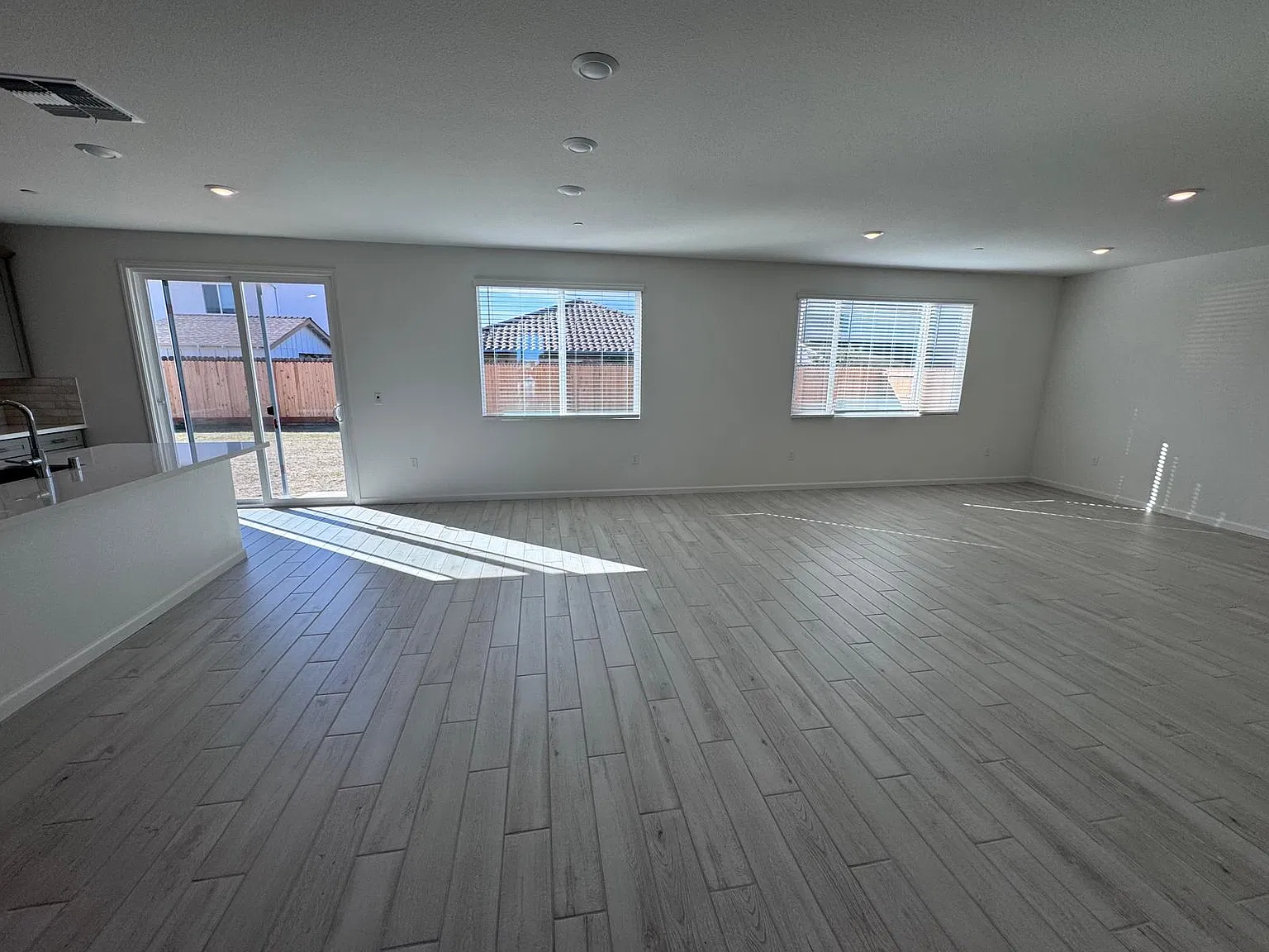 4 bed, 2916 sqft, $3,200 — Photo 4