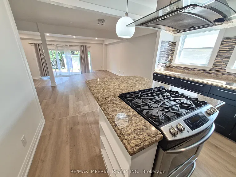 757 Pam Cres — Photo 7