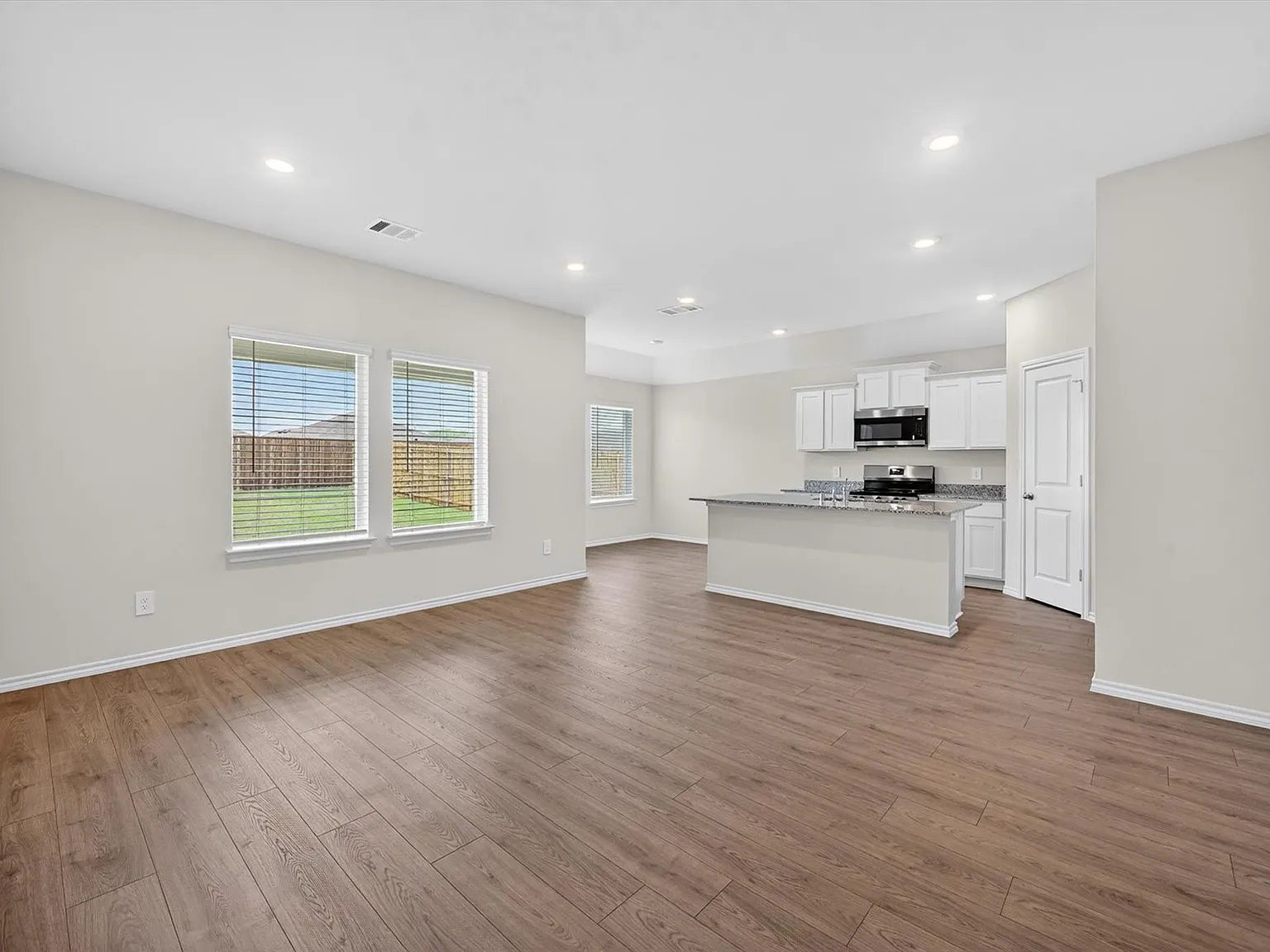 3 bed, 1294 sqft, $1,825 — Photo 2