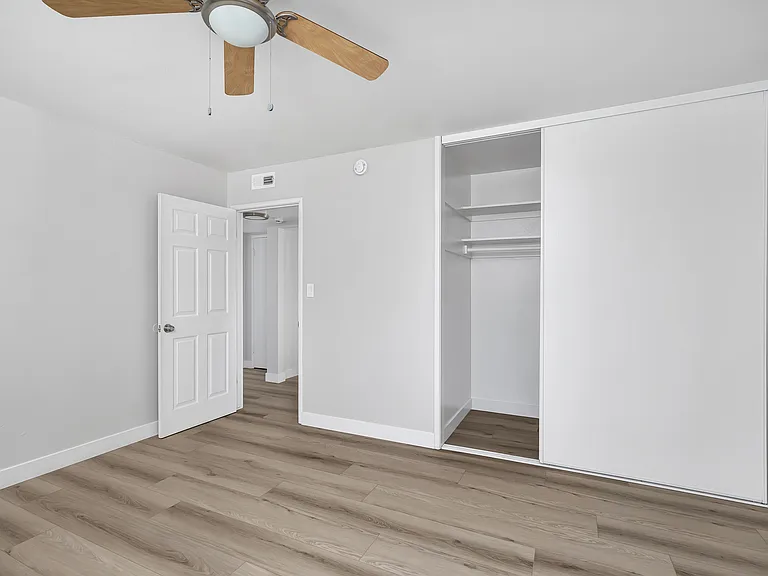 El Camino Duplexes — Photo 13
