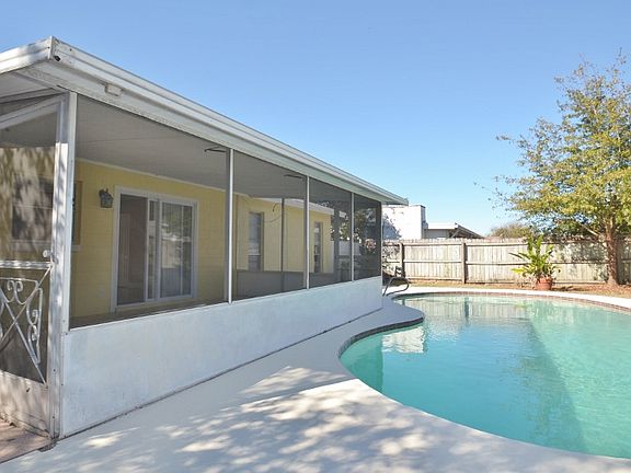 3rd image of 121 Hildalgo Ave