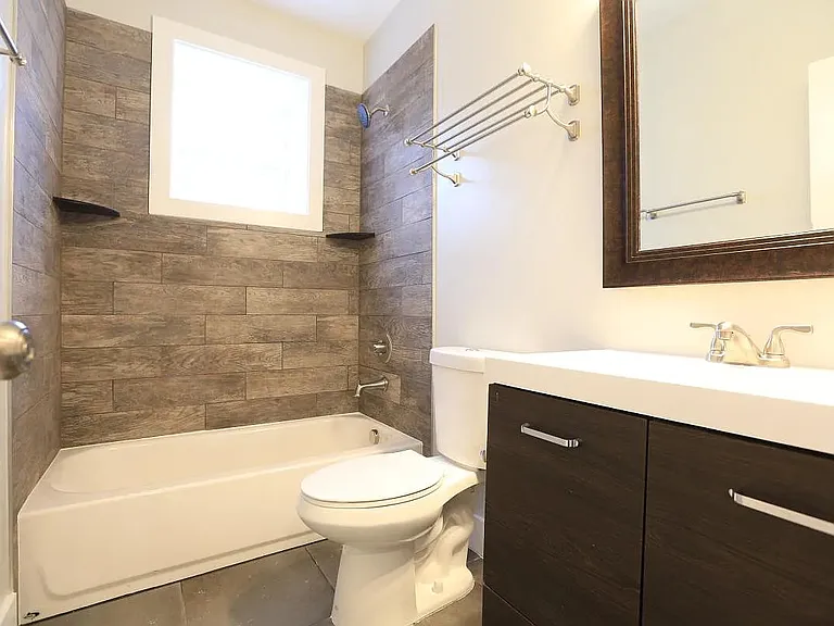 Upper Level Full Bathroom