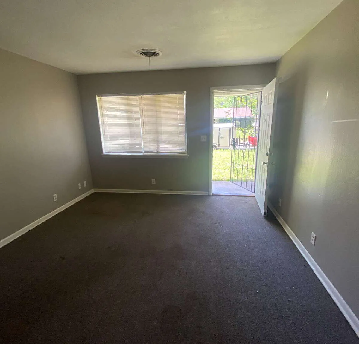 3 bed, 1.0 bath, $875 — Photo 4