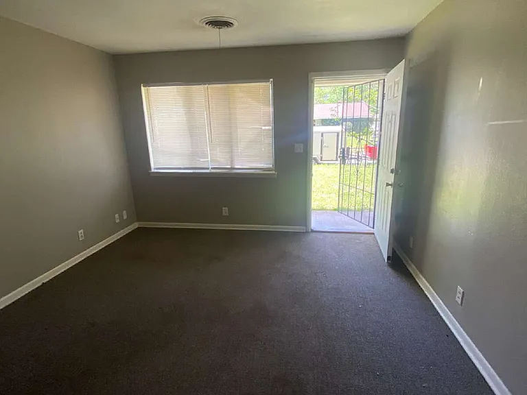 1305 Collins Dr — Photo 4