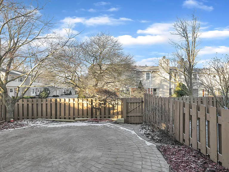 1592 Brentwood Dr — Photo 23