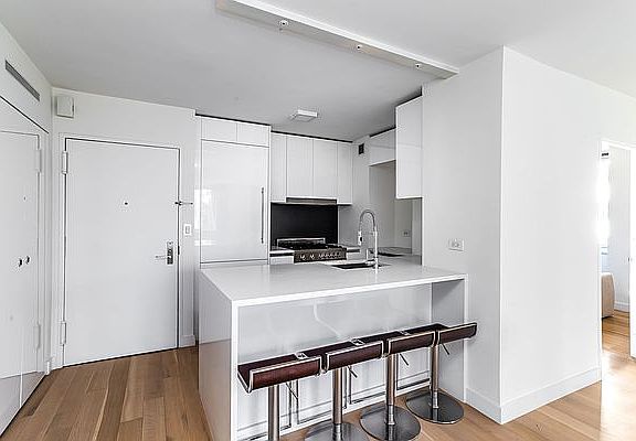 4th image of 301 W 53rd St APT 10F
