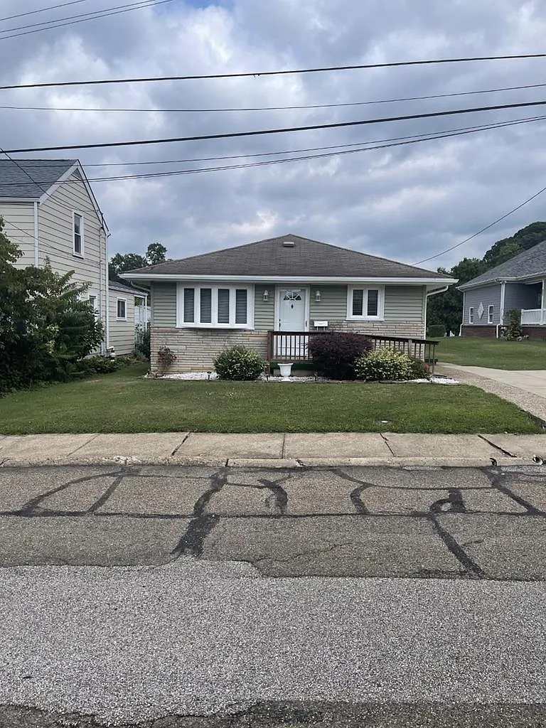 324 1st St photo 1