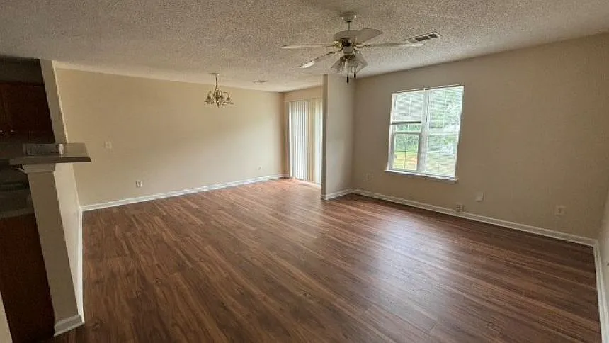 4 bed, 1800 sqft, $2,100 — Photo 3