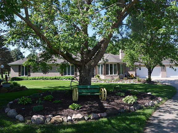 3rd image of 305 E Pine Meadow Ct