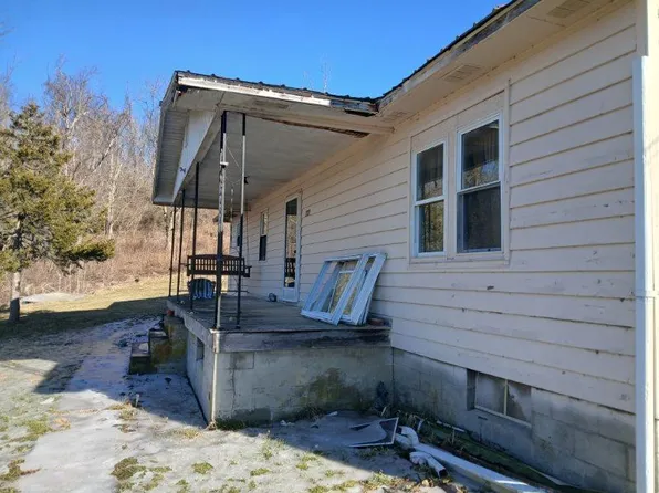 2221 Daywood Ln, Marion, VA 24354