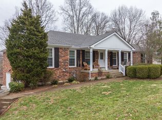 2403 Phoenix Hill Dr, Indian Hills, KY 40207