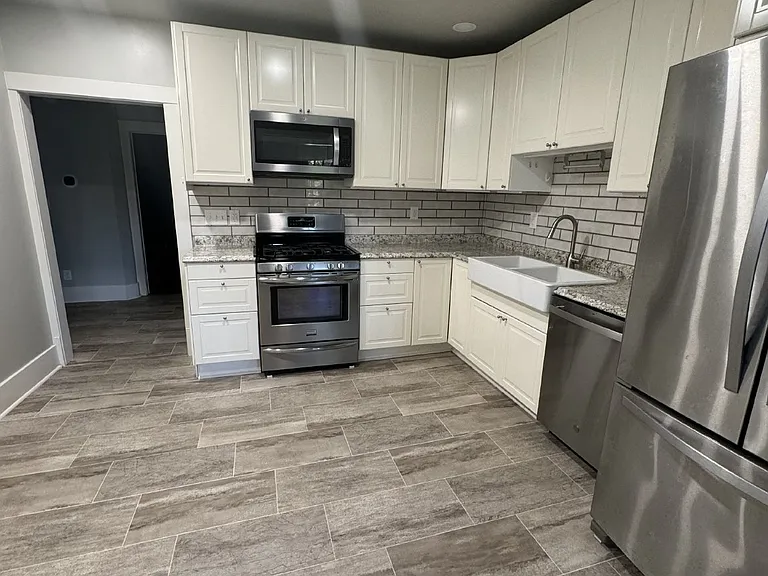 424 E 6th St — Photo 2