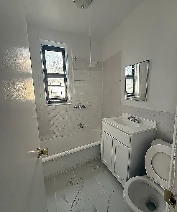 426 E 22nd St #4C