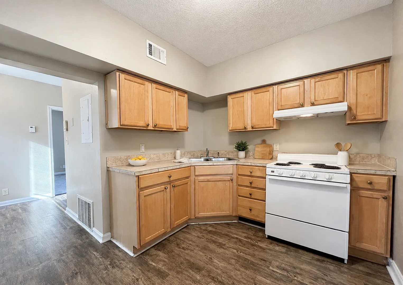880 Wilson Avenue — Photo 2