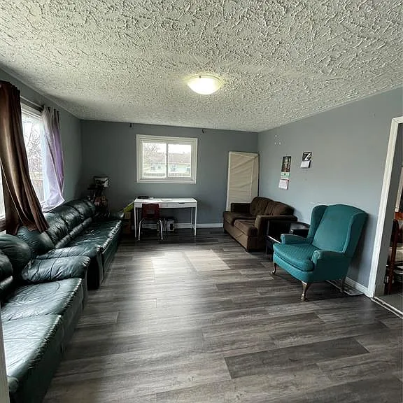 1095 Partington Ave — Photo 4