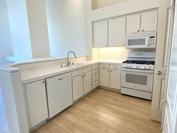 3rd image of 3006 Ladrillo Aisle #17