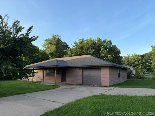 215 NE 7th St, Checotah, OK 74426