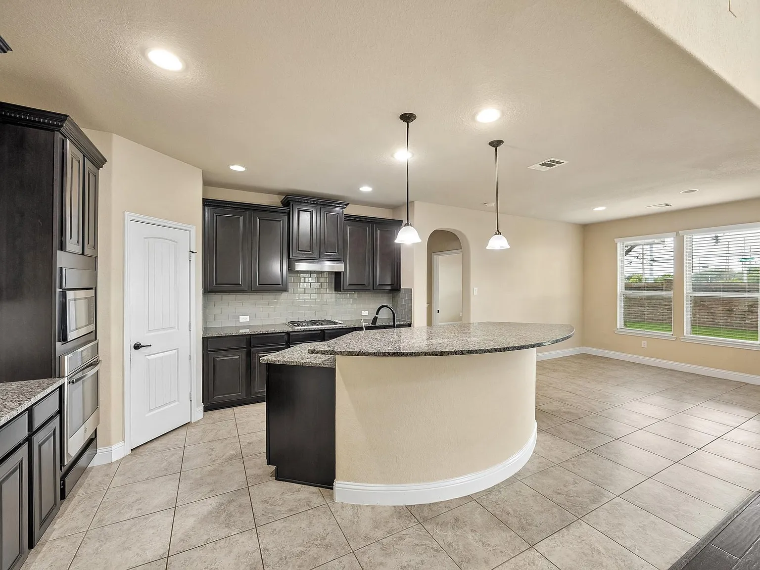 5 bed, 3.5 bath, 3424 sqft, $3,400 — Photo 4