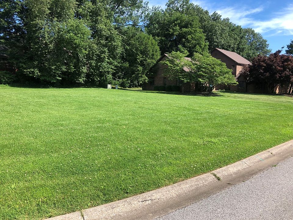 2nd image of 510 Golfview Cir