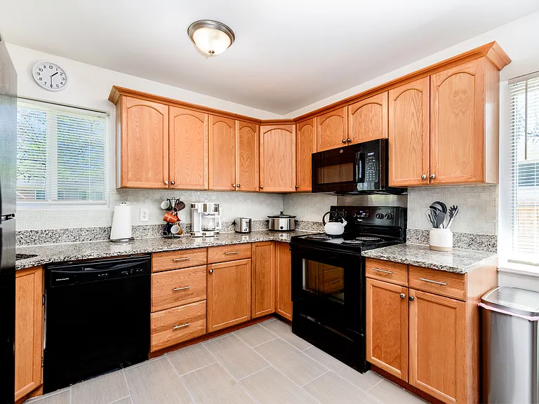 720 Jamaica Pl — Photo 9