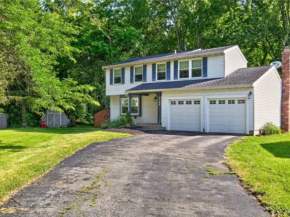 1590 Sweetbrier Ln, Walworth, NY 14568
