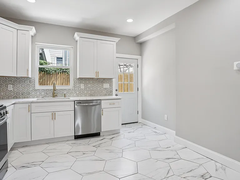 2225 N Waterloo St — Photo 17