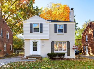 1685 Bournemouth Rd, Grosse Pointe Woods, MI 48236