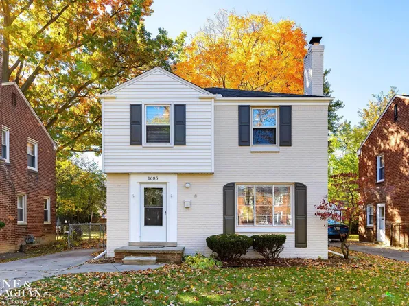 1685 Bournemouth Rd, Grosse Pointe Woods, MI 48236
