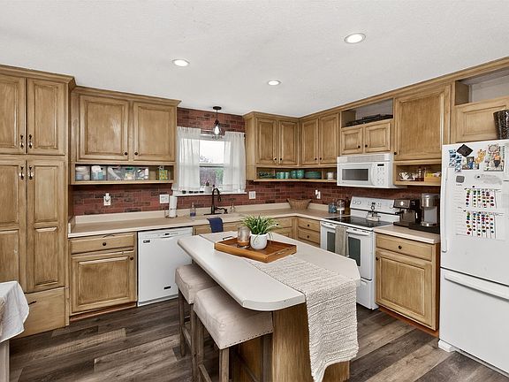 2nd image of 706 SE Chaparal Dr