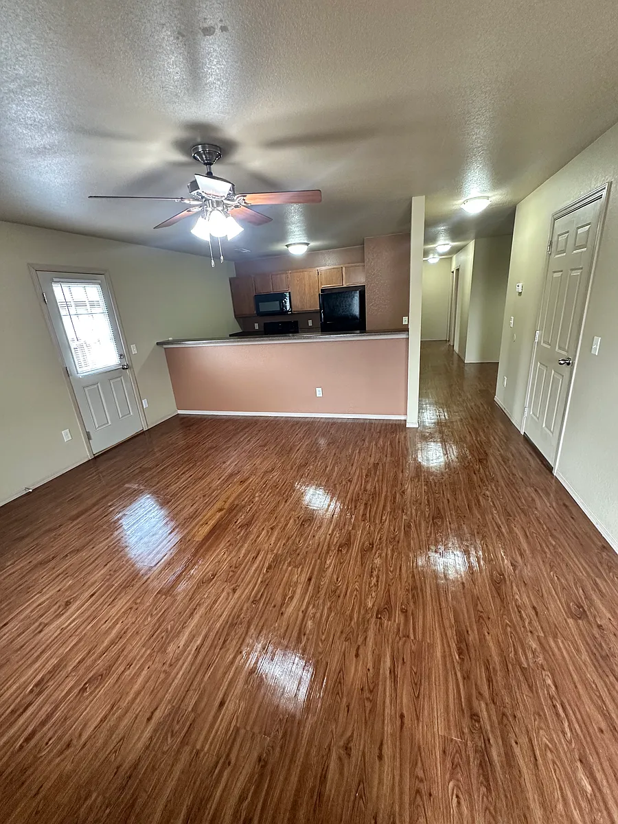 Building Photo - 893 Meadowlands Dr