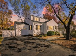 90 Greenway Rd, Glen Rock Boro, NJ 07452