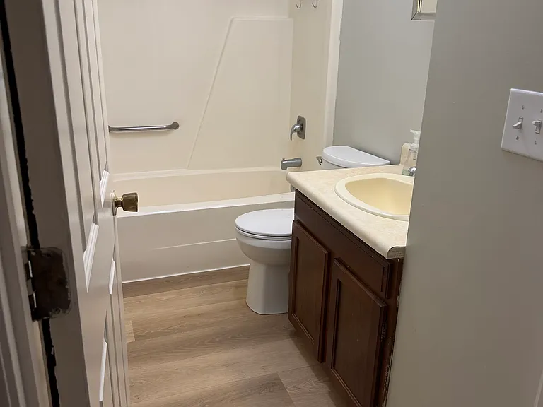 250 E Main St #6 — Photo 4