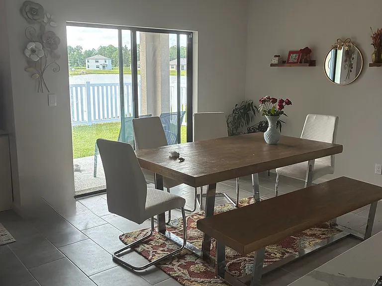Large dinning area. Open floor plan perfect for entertainment.