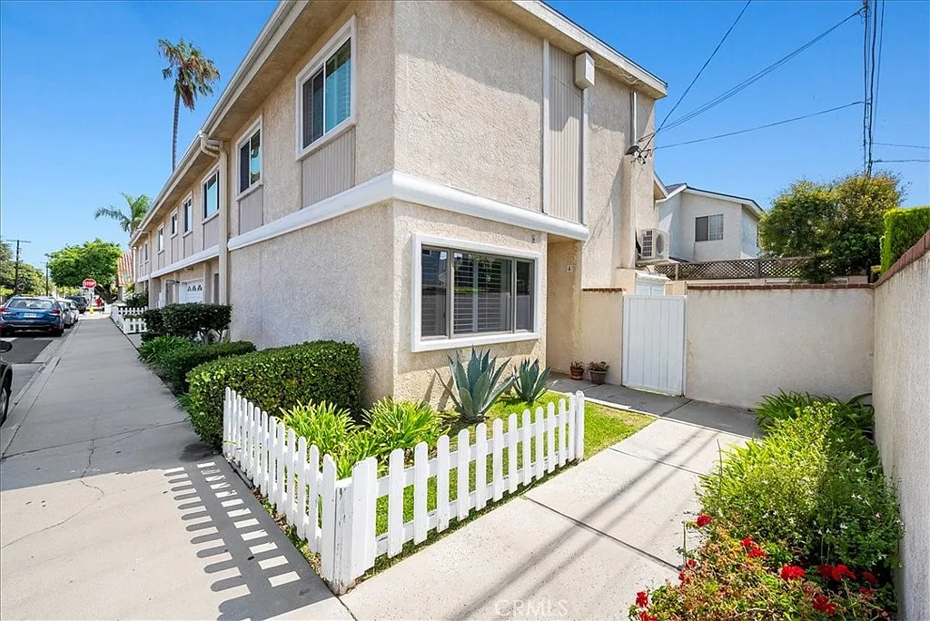3 bed, 2.5 bath, 1394 sqft, $5,600 — Photo 1