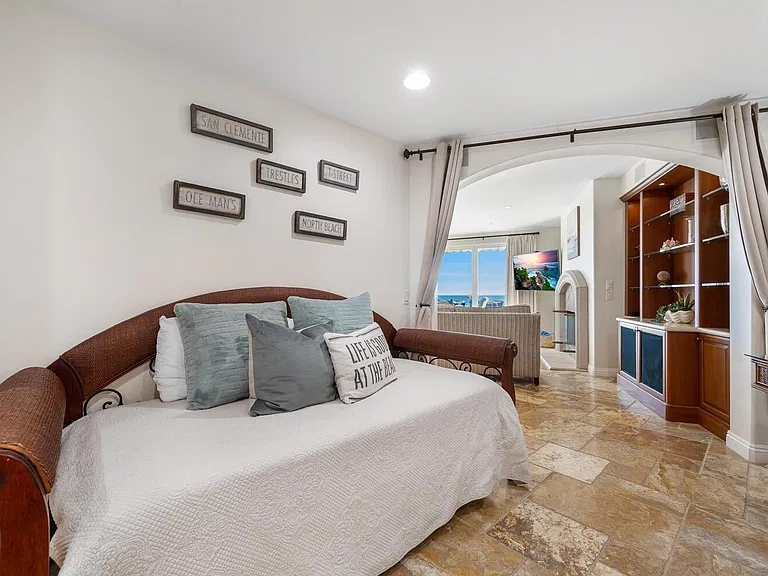255 La Paloma — Photo 25