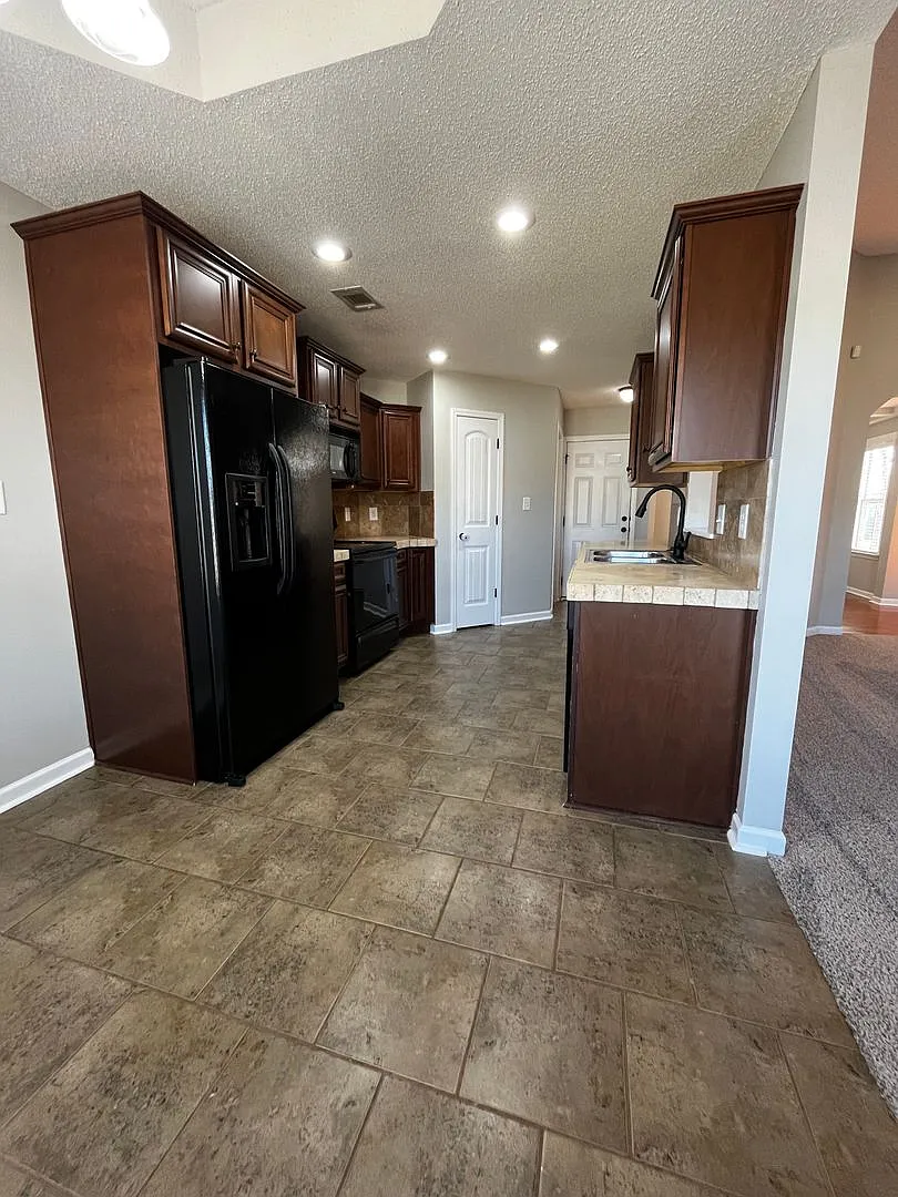 Beautiful 3-Bedroom Home in Bonaire Large Fenced Backyard! Minutes to RAFB — Photo 4