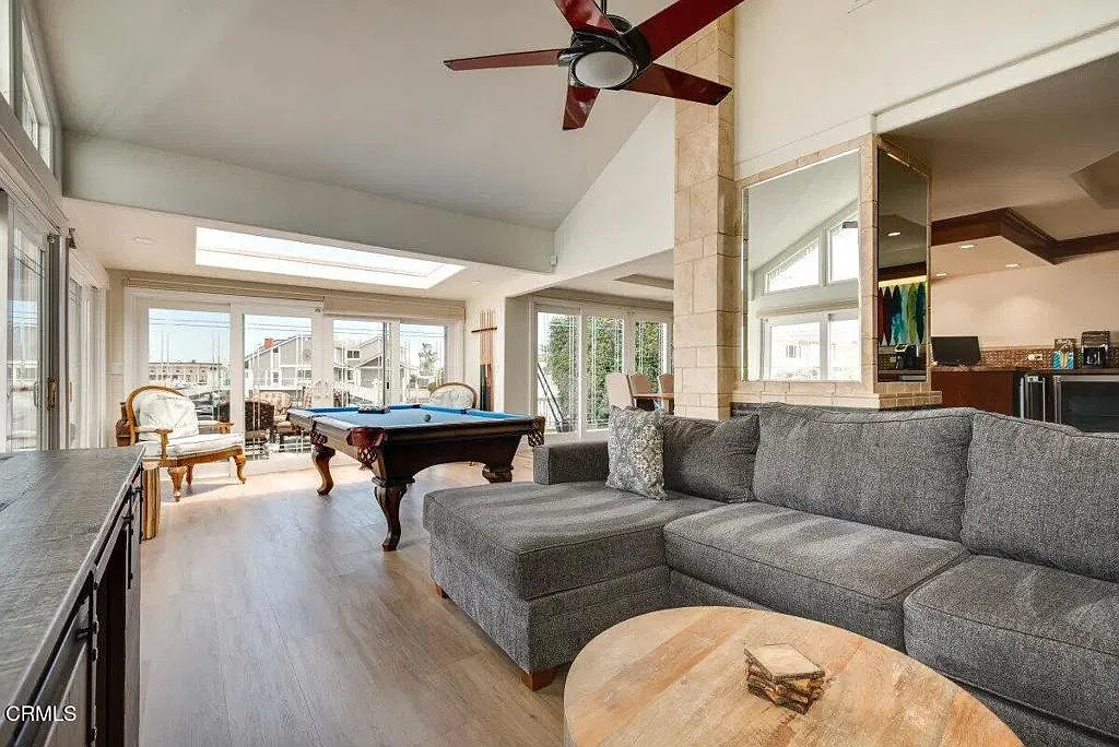 4 bed, 3.0 bath, 2500 sqft, $8,500 — Photo 2