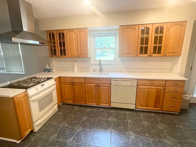 1305 Pleasant Valley Dr — Photo 6
