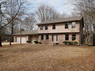 2710 Longfellow Ln, Midland, MI 48640