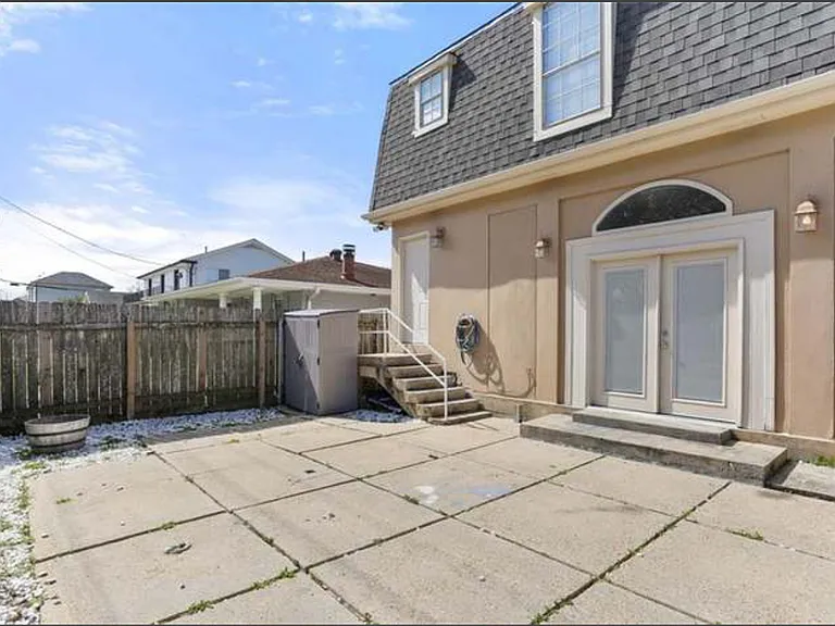 300 33rd St — Photo 13
