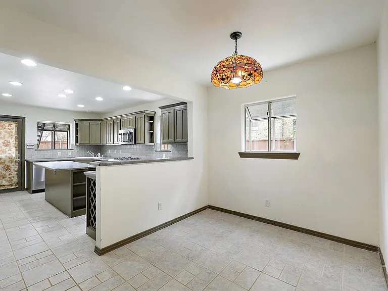 2824 Dyer St — Photo 5