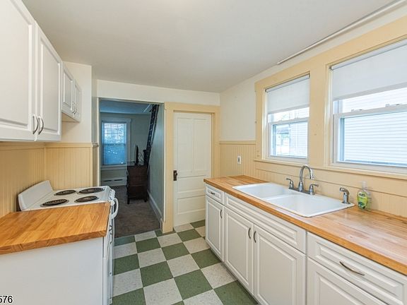 4th image of 38 Linden Ave
