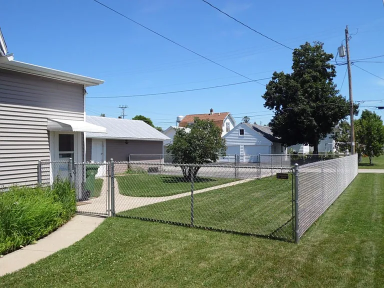 129 N John St — Photo 19