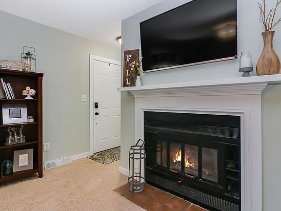 3rd image of 9 Iroquois Ave