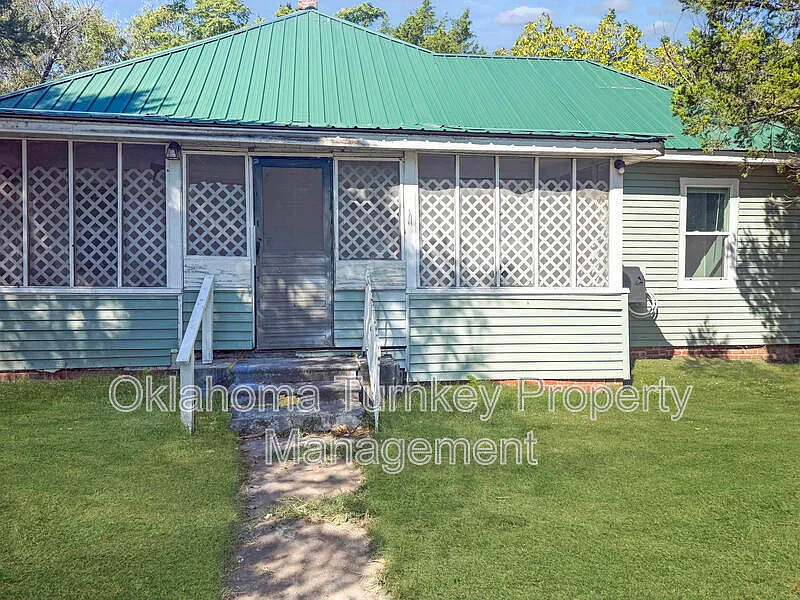 3 bed, 1.0 bath, 1300 sqft, $1,050 — Photo 1