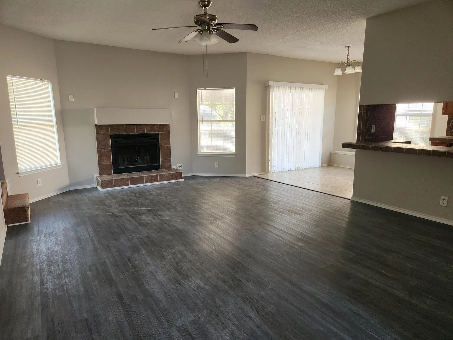 3 bed, 2.5 bath, 1366 sqft, $1,700 — Photo 2