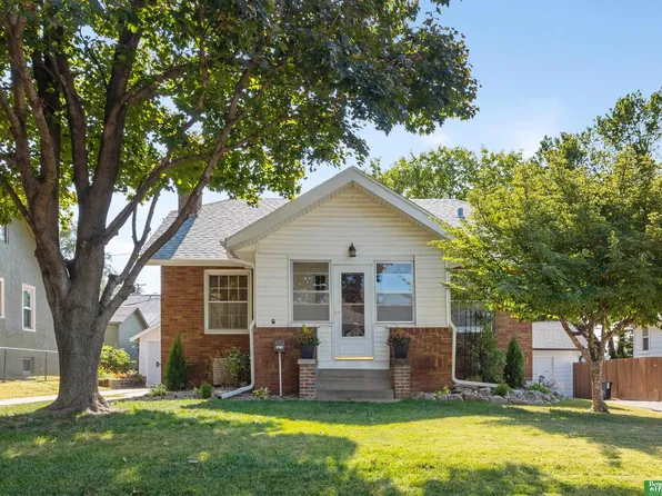 5707 Mason St, Omaha, NE 68106
