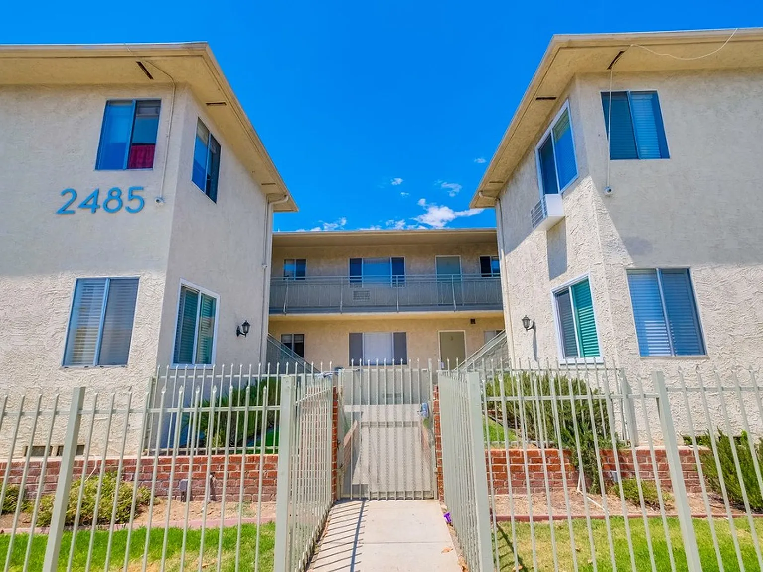 Classic Courtyard Building on Venice Blvd Secure, Convenient, Pet-Friendly — Photo 1